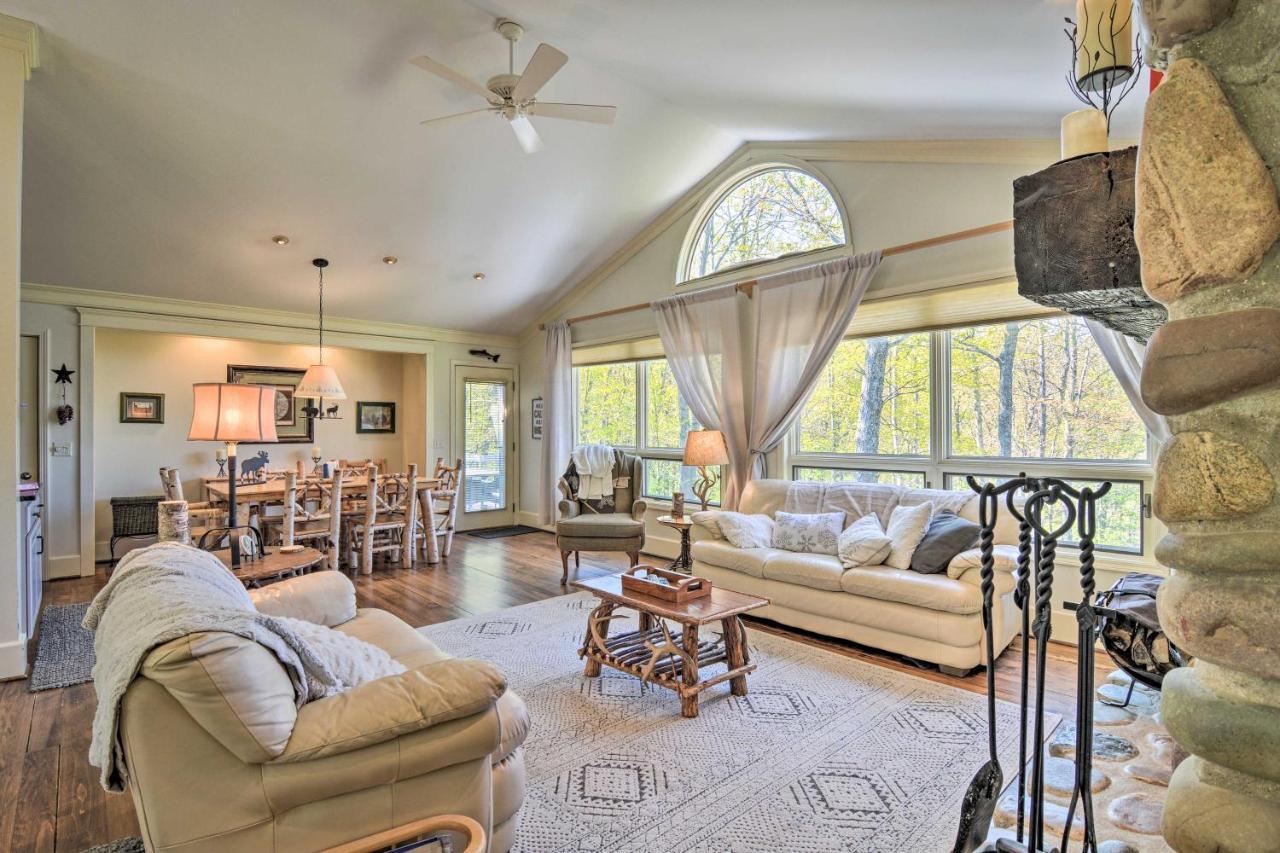 Resort-Style Harbor Springs Home With 2 Decks! Eksteriør billede