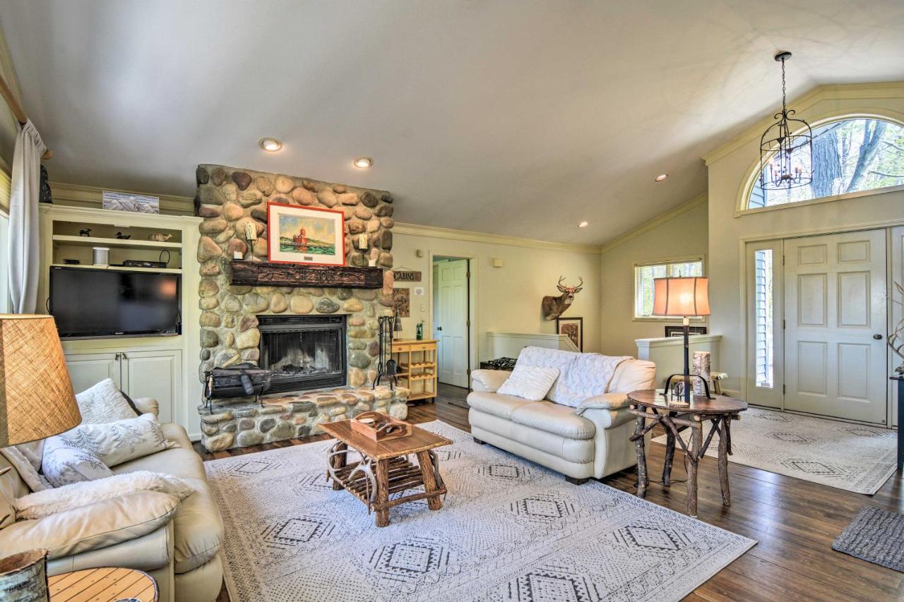 Resort-Style Harbor Springs Home With 2 Decks! Eksteriør billede