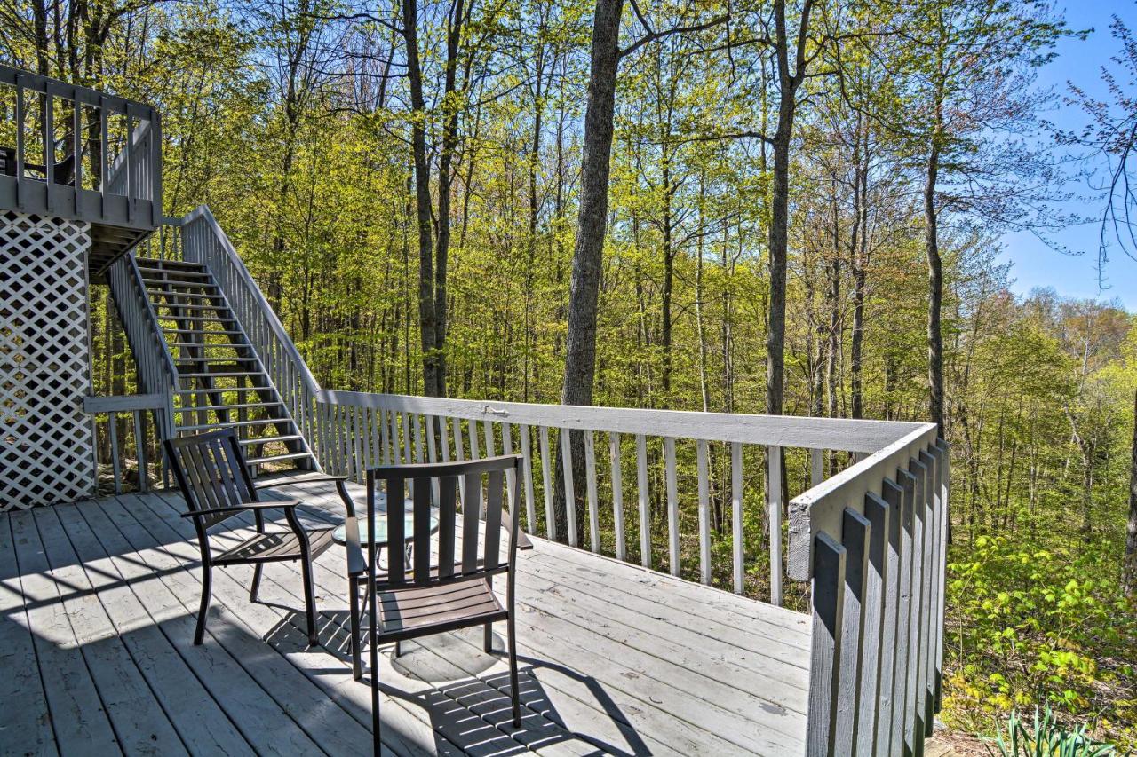 Resort-Style Harbor Springs Home With 2 Decks! Eksteriør billede