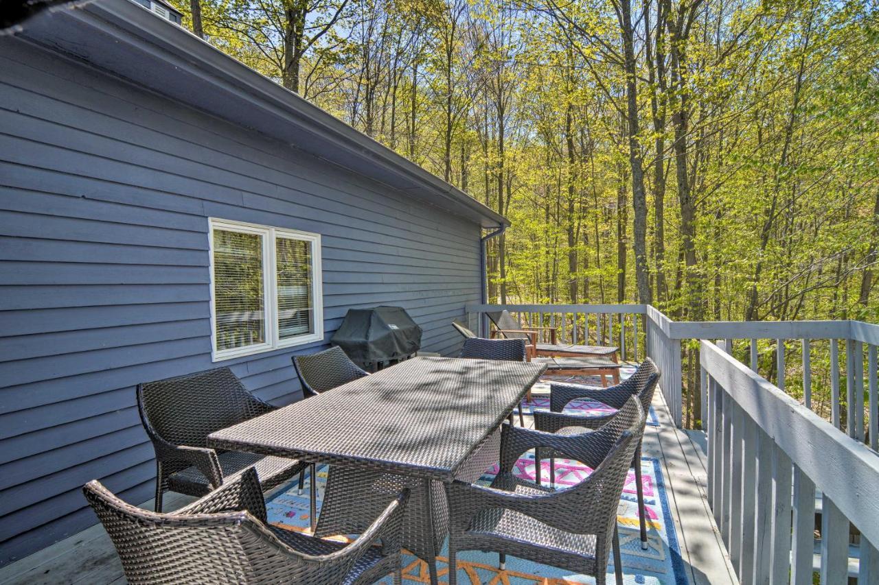Resort-Style Harbor Springs Home With 2 Decks! Eksteriør billede