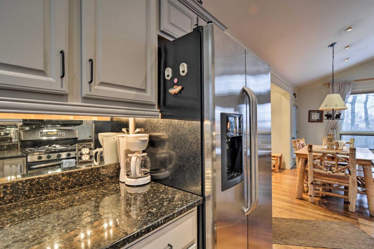 Resort-Style Harbor Springs Home With 2 Decks! Eksteriør billede