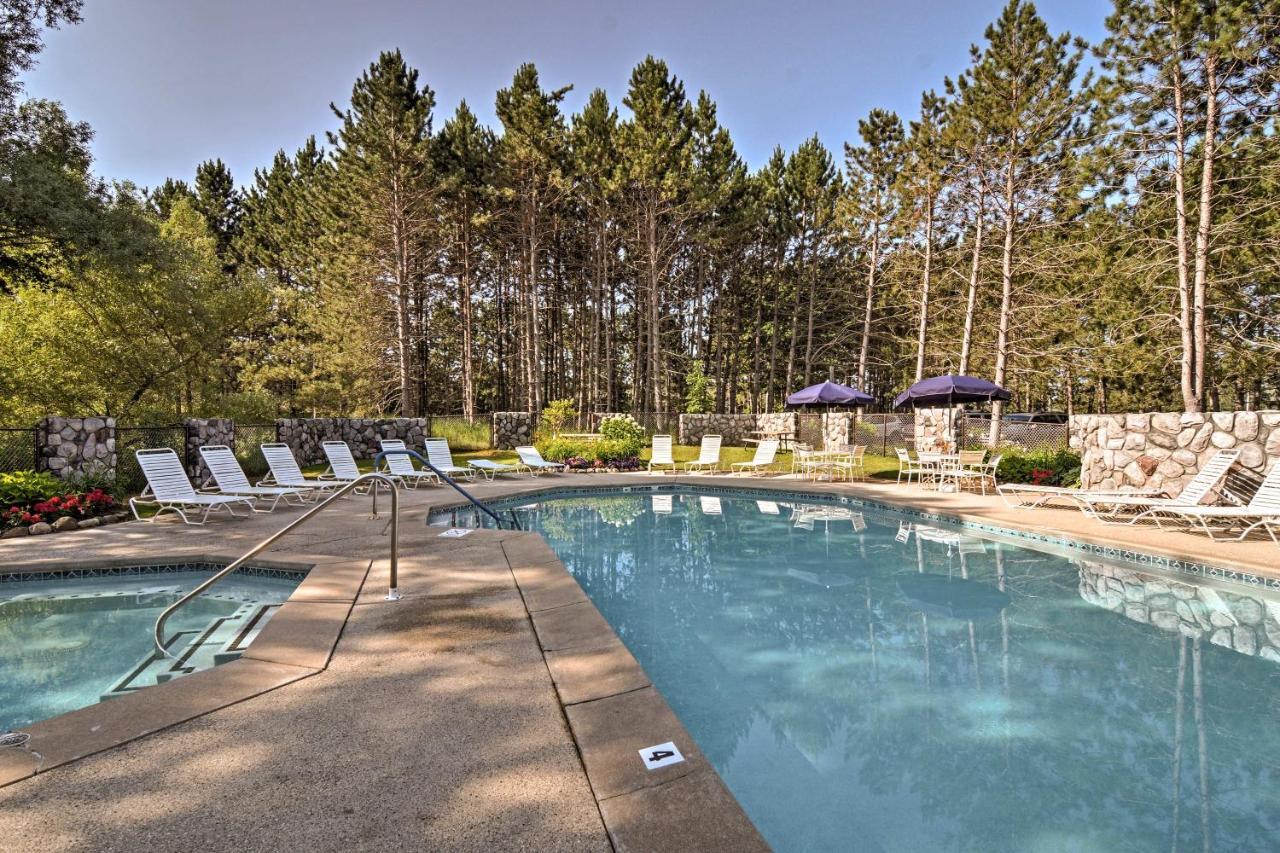 Resort-Style Harbor Springs Home With 2 Decks! Eksteriør billede
