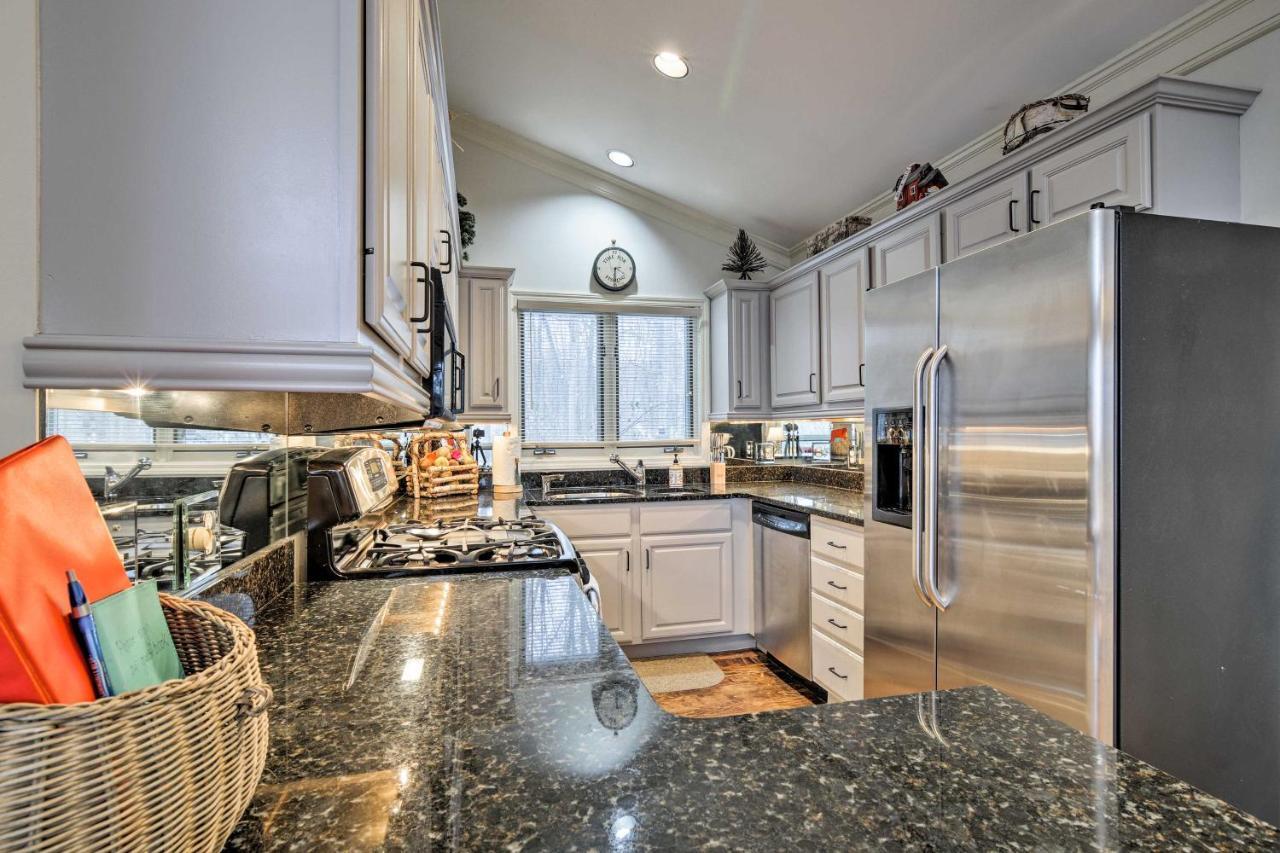 Resort-Style Harbor Springs Home With 2 Decks! Eksteriør billede