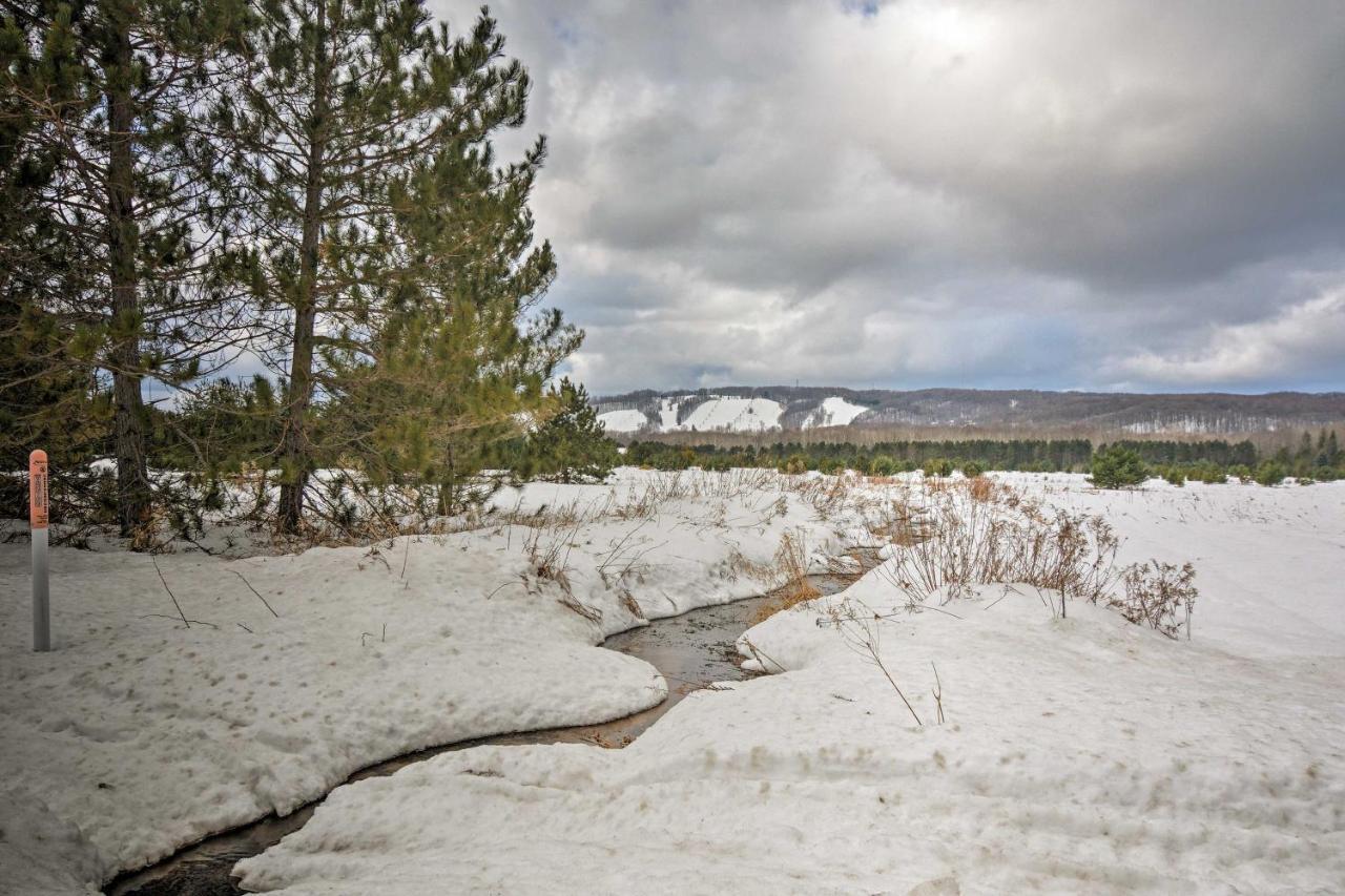 Resort-Style Harbor Springs Home With 2 Decks! Eksteriør billede